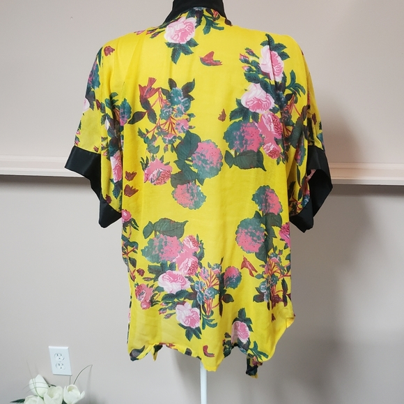Steve Madden floral cover up, one size fits most, yellow and black - Picture 2 of 4